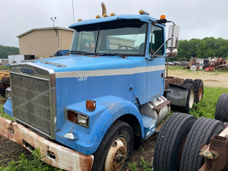 #1570-•-white-semi-truck-image-1
