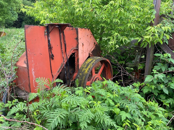#1622-•-mack-engine-powering-portable-chipper-image-5