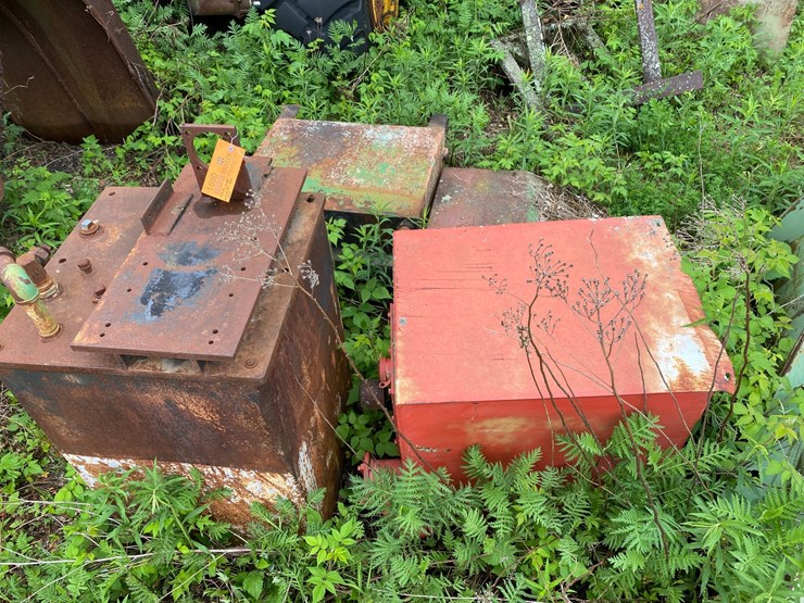#1590-•-(4)-metal-tanks-and-scrap-iron-image-2