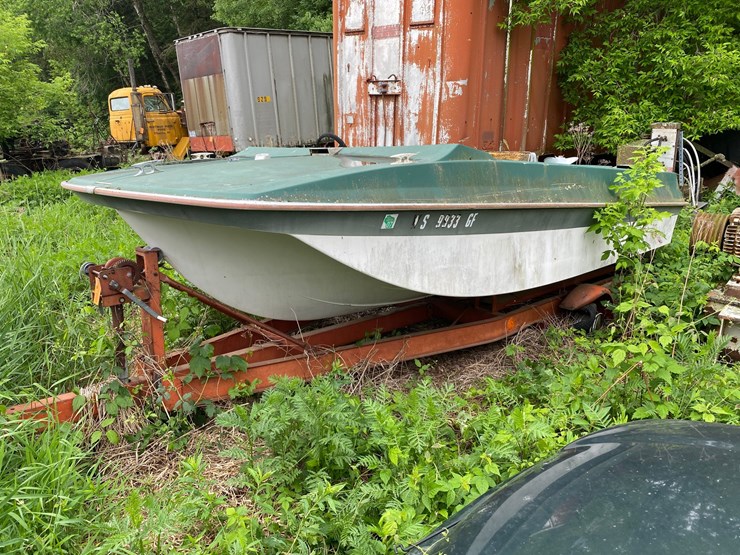 #1629-•-johnson-motors-fiberglass-boat-on-trailer-(no-title)-image-1