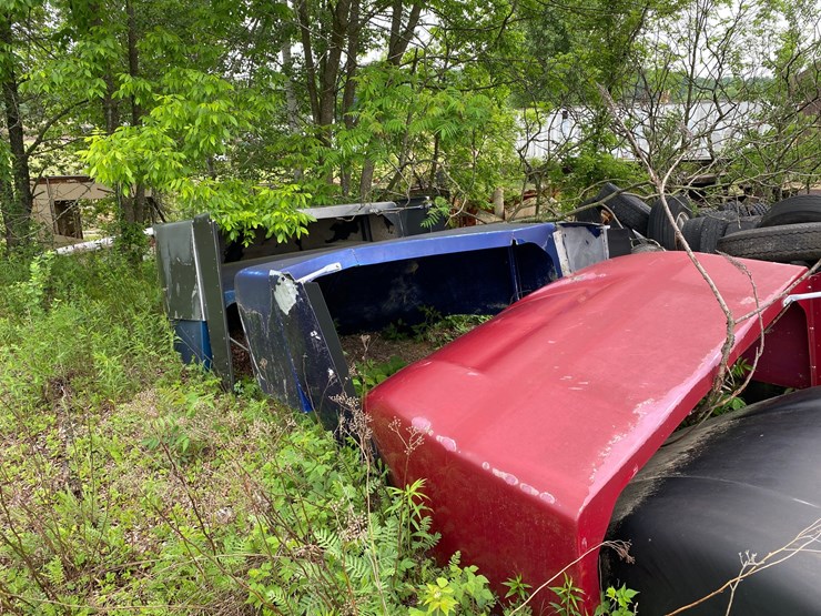#1587-•-various-semi-tractor-hoods-and-wind-dams-image-4