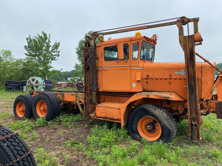 #1569-•-oshkosh-semi-tractor-image-3