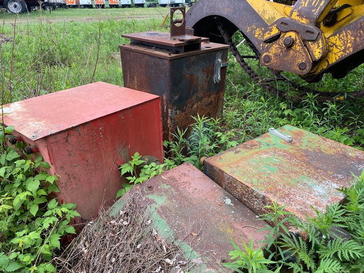 #1590-•-(4)-metal-tanks-and-scrap-iron-image-10