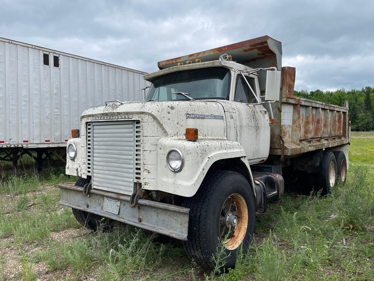 #1392-•-1974-fleetstar-2070a-tandem-axel-dump-truck-image-1