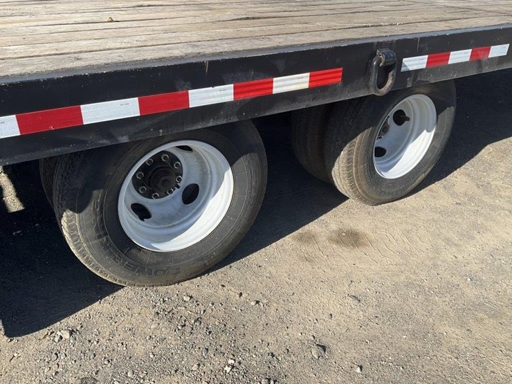 towmaster-8.5'x25'-equipment-trailer-image-12