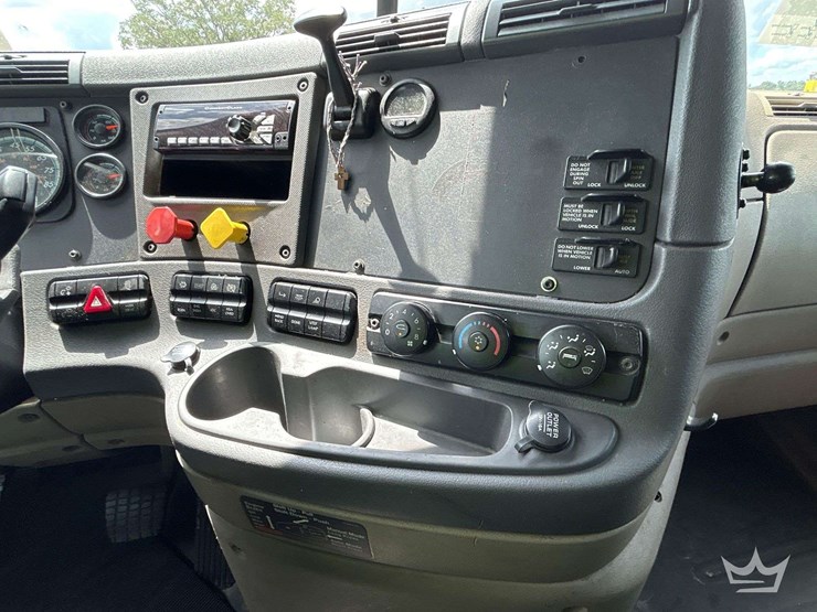 2016-freightliner-cascadia-132-image-18