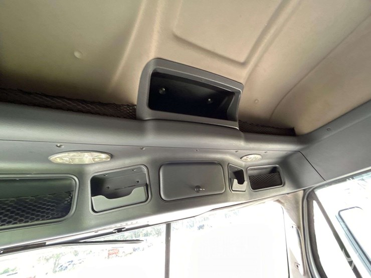2016-freightliner-cascadia-132-image-21