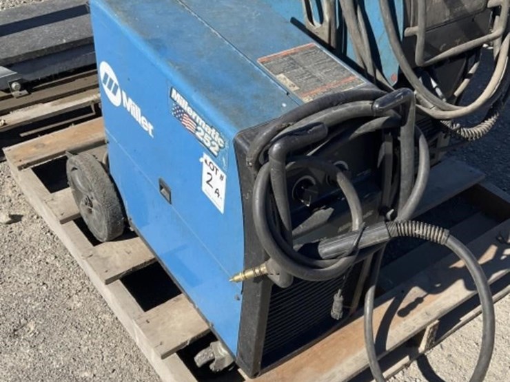 miller-millermatic-252-portable-welder-image-1