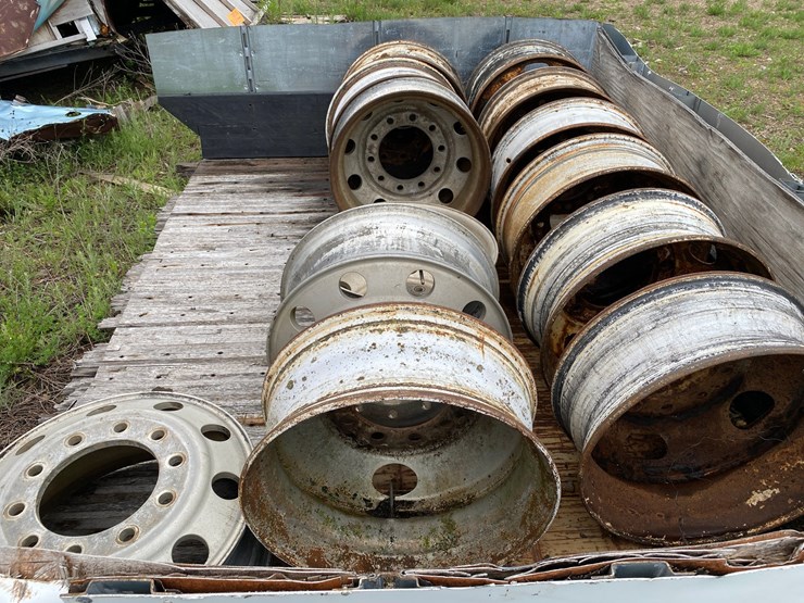 #1576-•-(14)-semi-trailer-rims-and-pile-of-scrap-metal-image-4