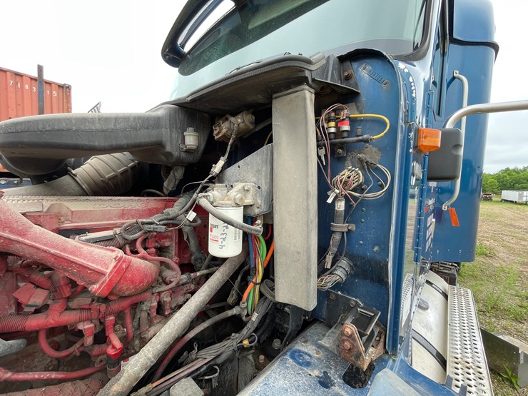 #1377-•-2006-international-9400i-6x4-sleeper-cab-semi-tractor-image-98