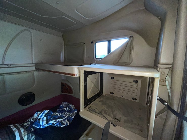 #1377-•-2006-international-9400i-6x4-sleeper-cab-semi-tractor-image-27