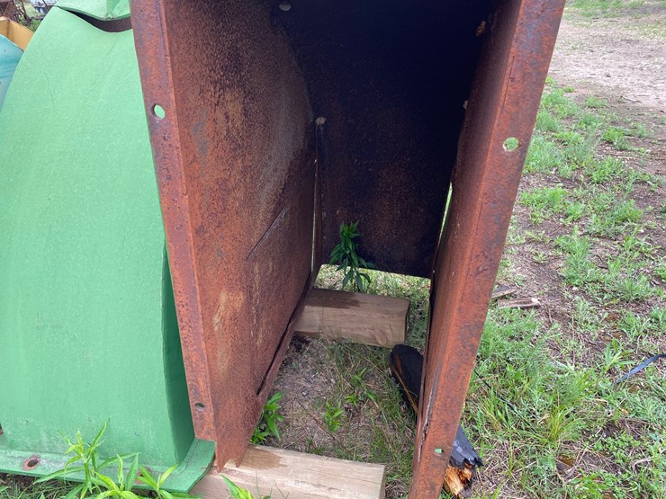 #1565-•-(4)-metal-chipping-chutes-image-6