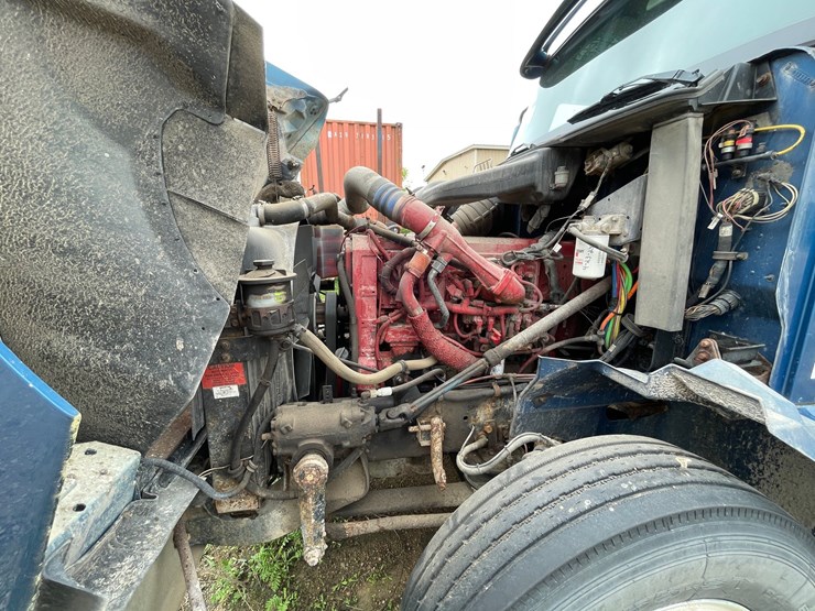 #1377-•-2006-international-9400i-6x4-sleeper-cab-semi-tractor-image-97