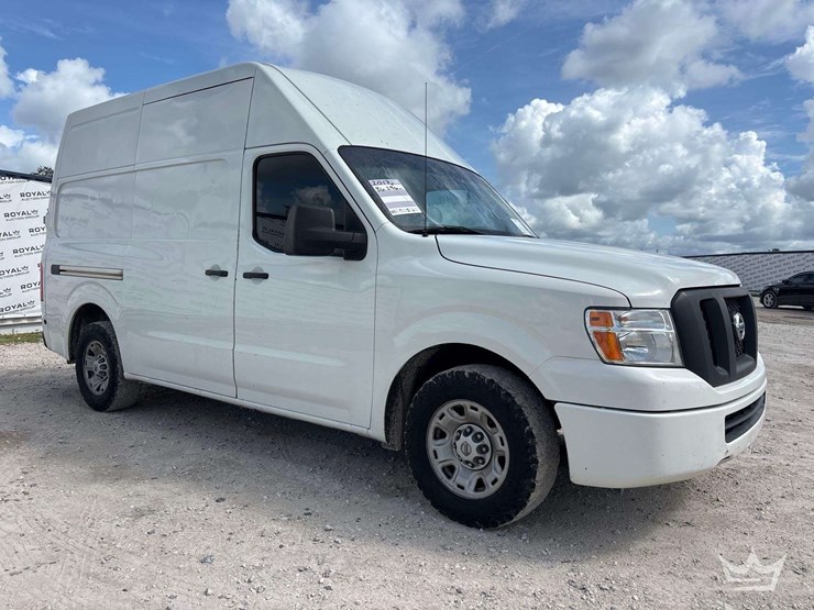 2017-nissam-nv2500hd-cargo-van-image-2