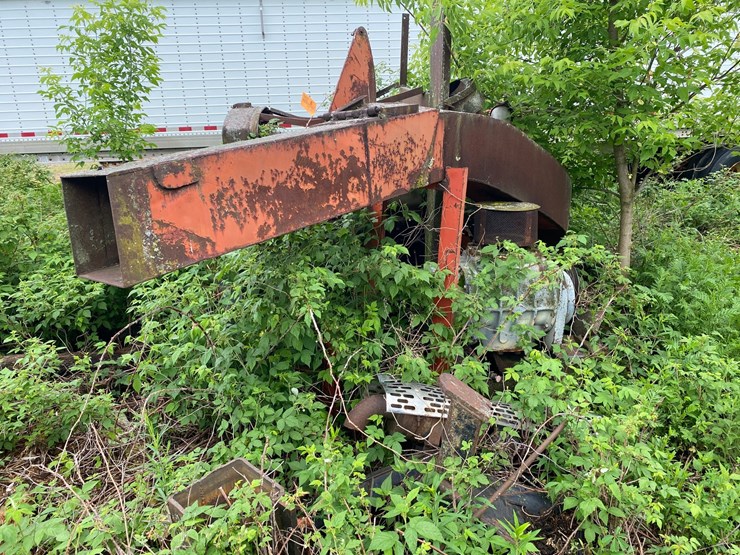 #1622-•-mack-engine-powering-portable-chipper-image-1
