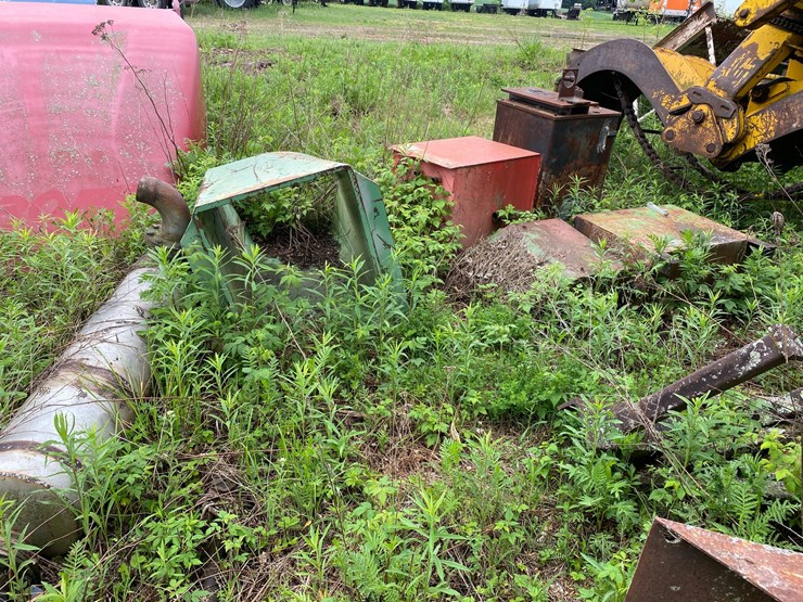 #1590-•-(4)-metal-tanks-and-scrap-iron-image-6