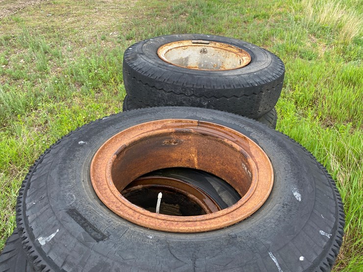 #1615-•-(8)-semi-tires-with-split-rims-image-4