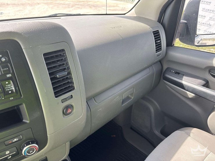 2017-nissam-nv2500hd-cargo-van-image-26