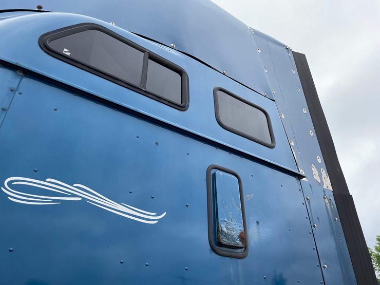 #1377-•-2006-international-9400i-6x4-sleeper-cab-semi-tractor-image-36