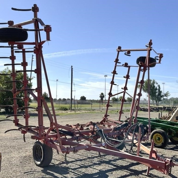 ALLIS-CHALMERS 30' Fold-Up Field Cultivator