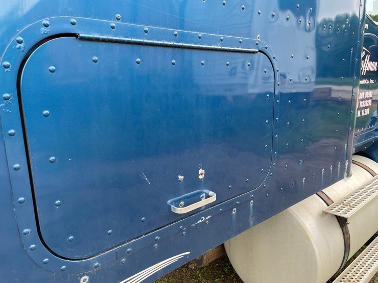 #1377-•-2006-international-9400i-6x4-sleeper-cab-semi-tractor-image-71