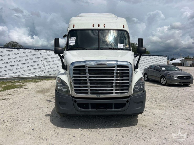 2016-freightliner-cascadia-132-image-53