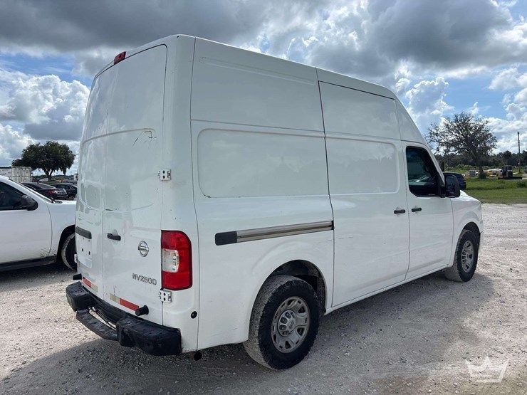 2017-nissam-nv2500hd-cargo-van-image-3