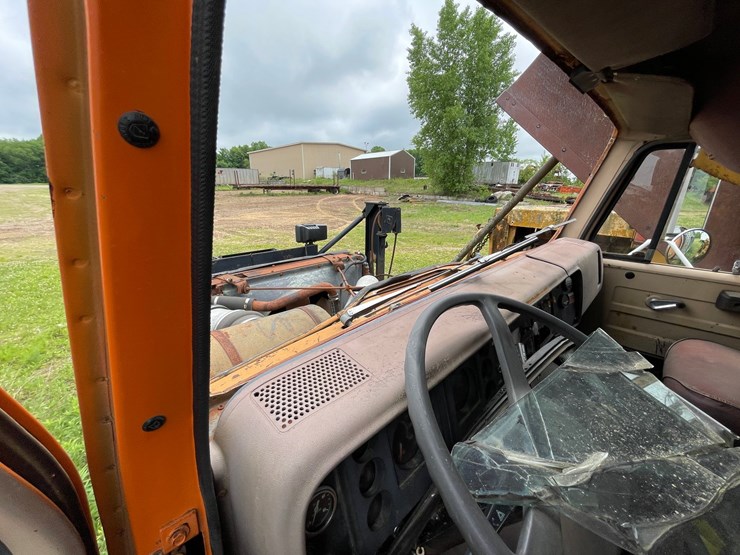 #1381-•-international-f-2674-tri-axel-dump-truck-image-18