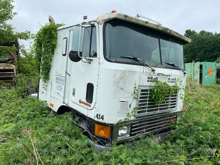 #1617-•-international-cab-over-semi-tractor-image-2
