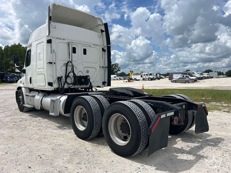 2016-freightliner-cascadia-132-image-4