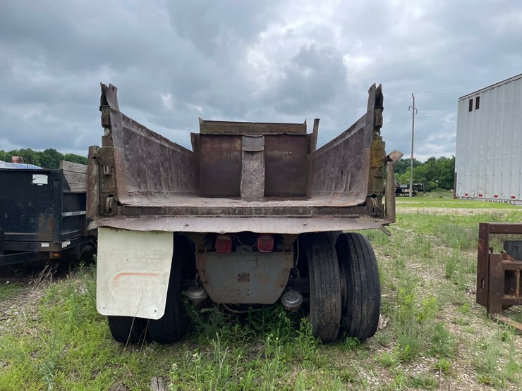 #1392-•-1974-fleetstar-2070a-tandem-axel-dump-truck-image-5