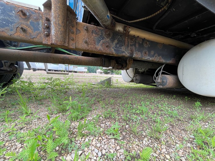 #1377-•-2006-international-9400i-6x4-sleeper-cab-semi-tractor-image-72