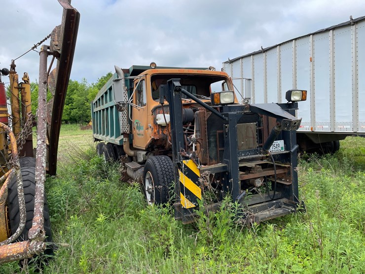 #1381-•-international-f-2674-tri-axel-dump-truck-image-2