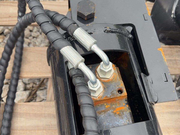 hydraulic-earth-auger-attachment-with-dual-augers-image-2