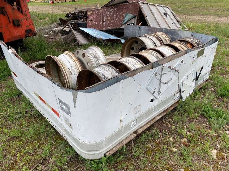 #1576-•-(14)-semi-trailer-rims-and-pile-of-scrap-metal-image-2