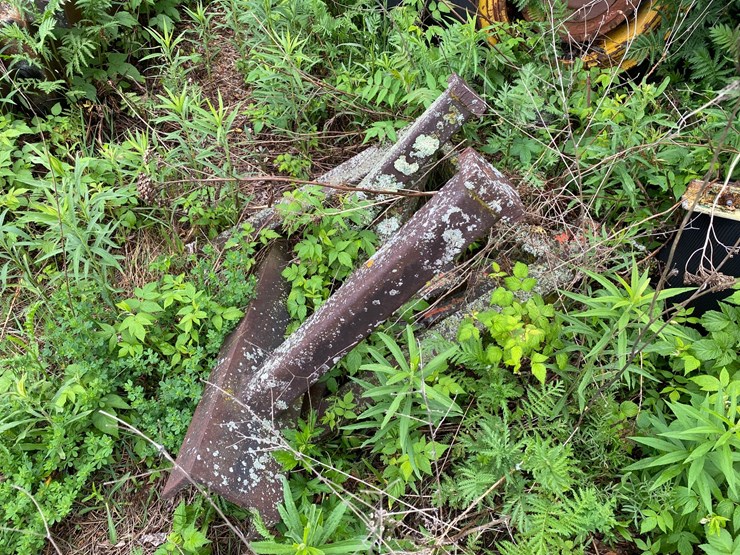 #1590-•-(4)-metal-tanks-and-scrap-iron-image-9