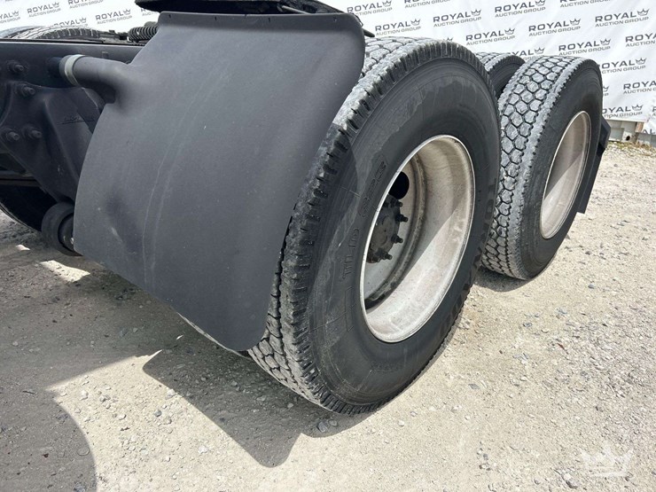 2016-freightliner-cascadia-132-image-47