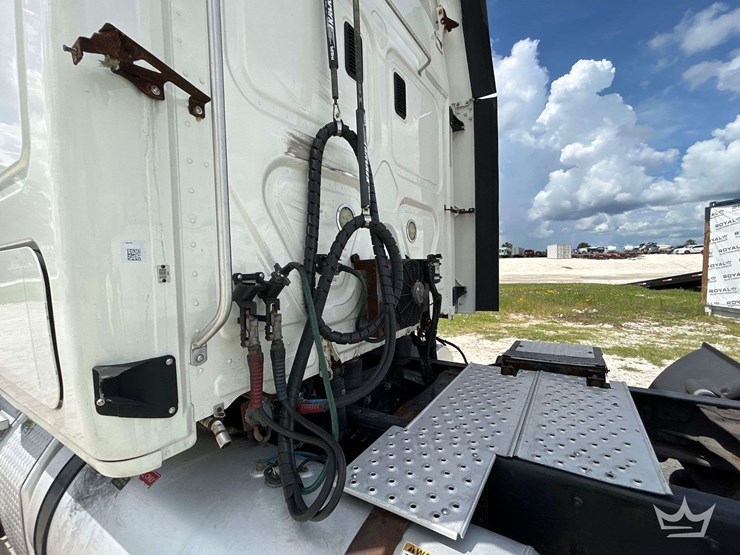 2016-freightliner-cascadia-132-image-32
