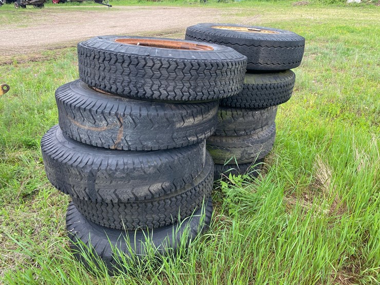 #1615-•-(8)-semi-tires-with-split-rims-image-2
