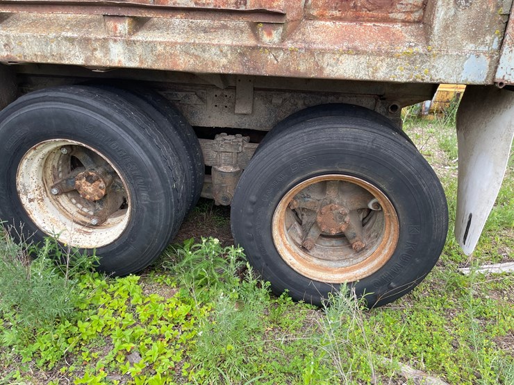 #1392-•-1974-fleetstar-2070a-tandem-axel-dump-truck-image-7