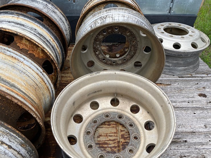 #1576-•-(14)-semi-trailer-rims-and-pile-of-scrap-metal-image-7