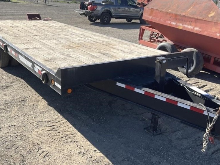 towmaster-8.5'x25'-equipment-trailer-image-1