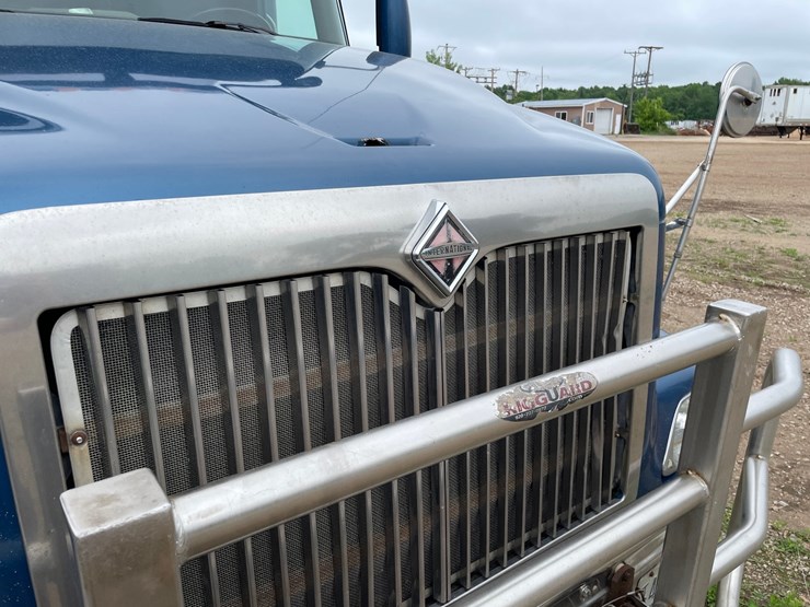 #1377-•-2006-international-9400i-6x4-sleeper-cab-semi-tractor-image-81