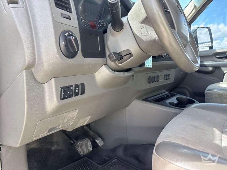 2017-nissam-nv2500hd-cargo-van-image-22