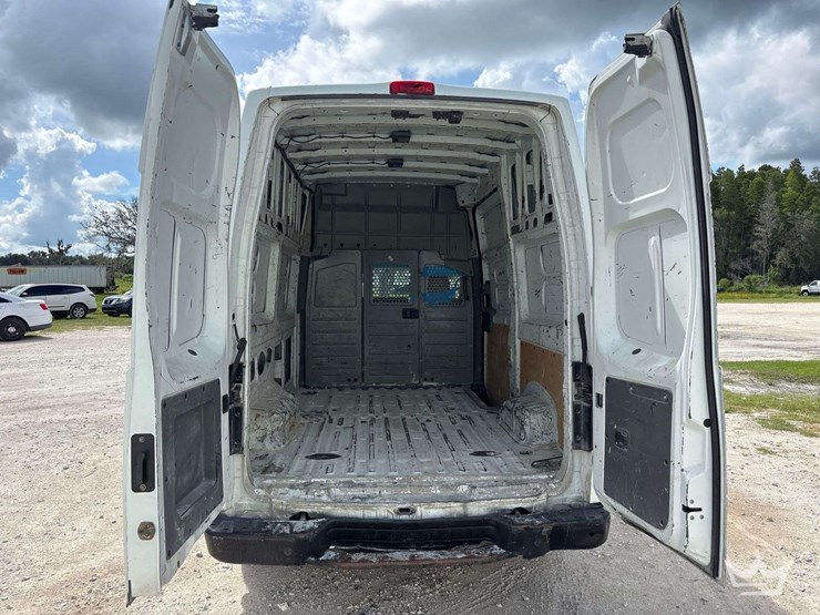 2017-nissam-nv2500hd-cargo-van-image-11
