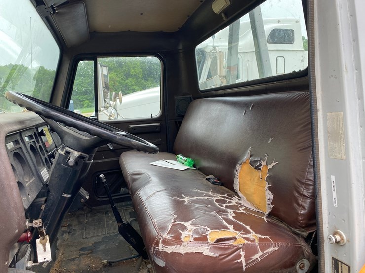 #1561-•-1988-international-boom-service-truck-image-6