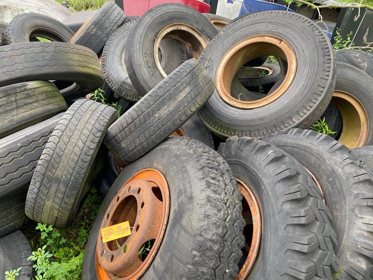 #1586-•-assortment-of-tires-and-rims-image-6