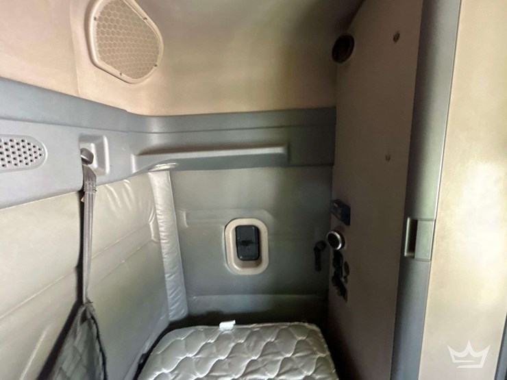 2016-freightliner-cascadia-132-image-28