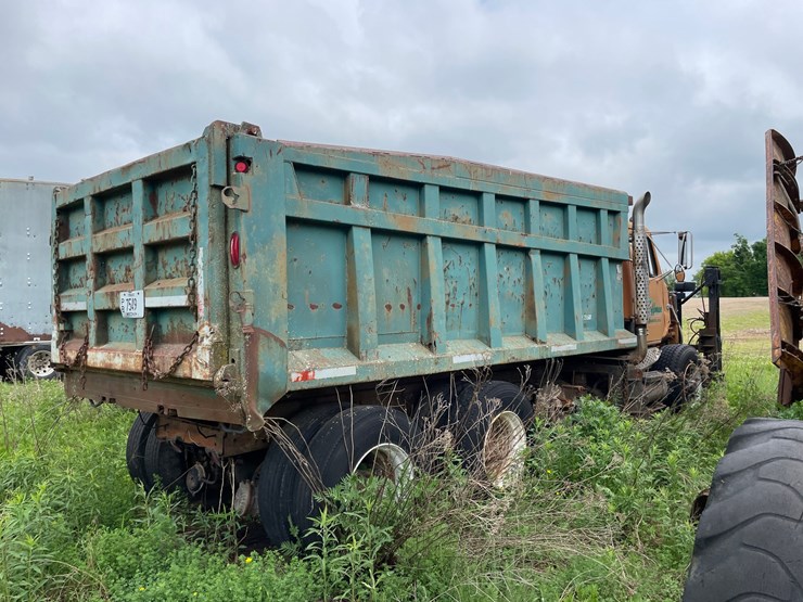 #1381-•-international-f-2674-tri-axel-dump-truck-image-3