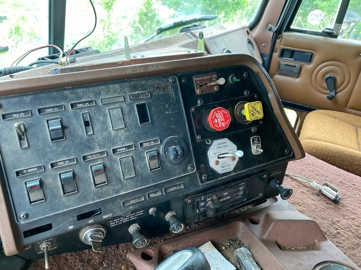 #1617-•-international-cab-over-semi-tractor-image-9